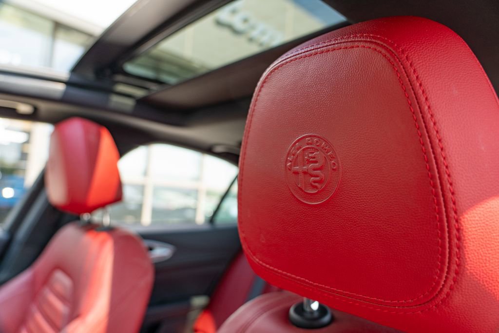 Used 2022 Alfa Romeo Giulia Veloce AWD/4WD image 15