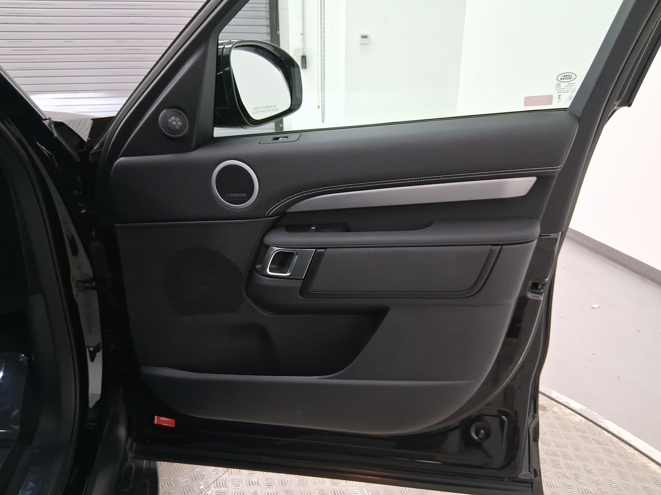 Used 2025 Land Rover Discovery Dynamic SE image 30