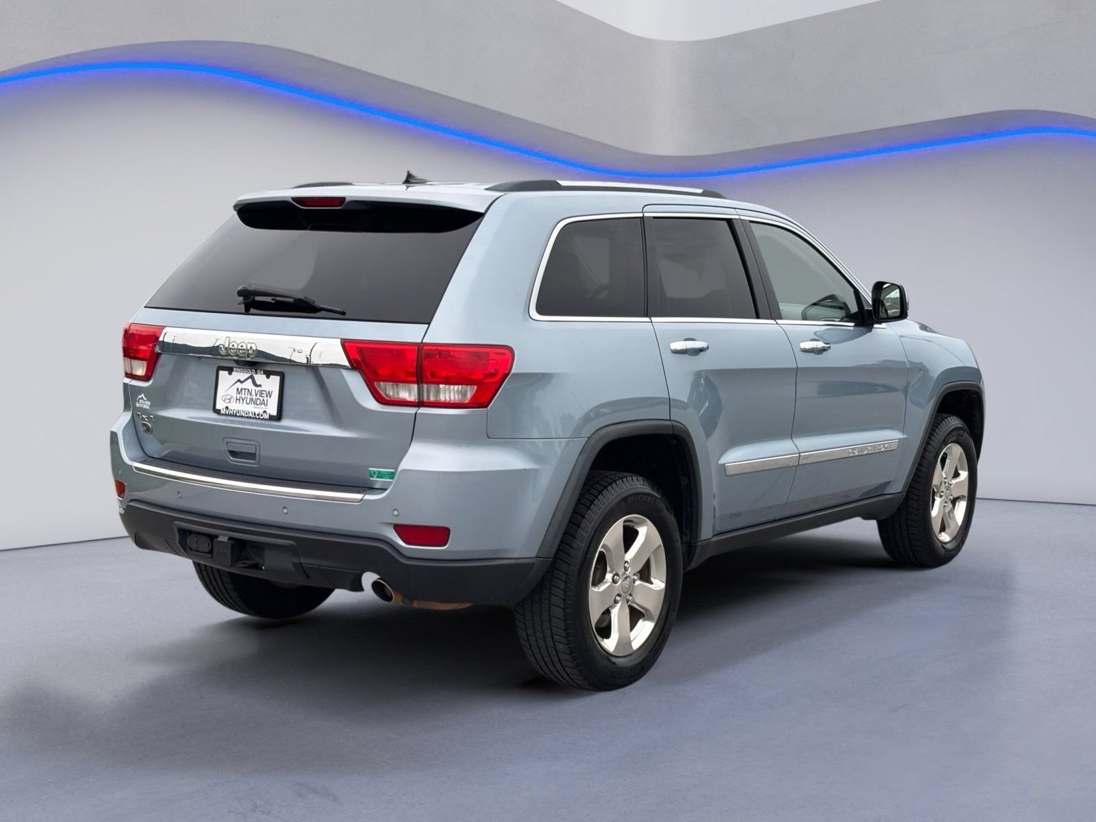 Used 2013 Jeep Grand Cherokee Overland w/ Advance Technology Group AWD/4WD image 3