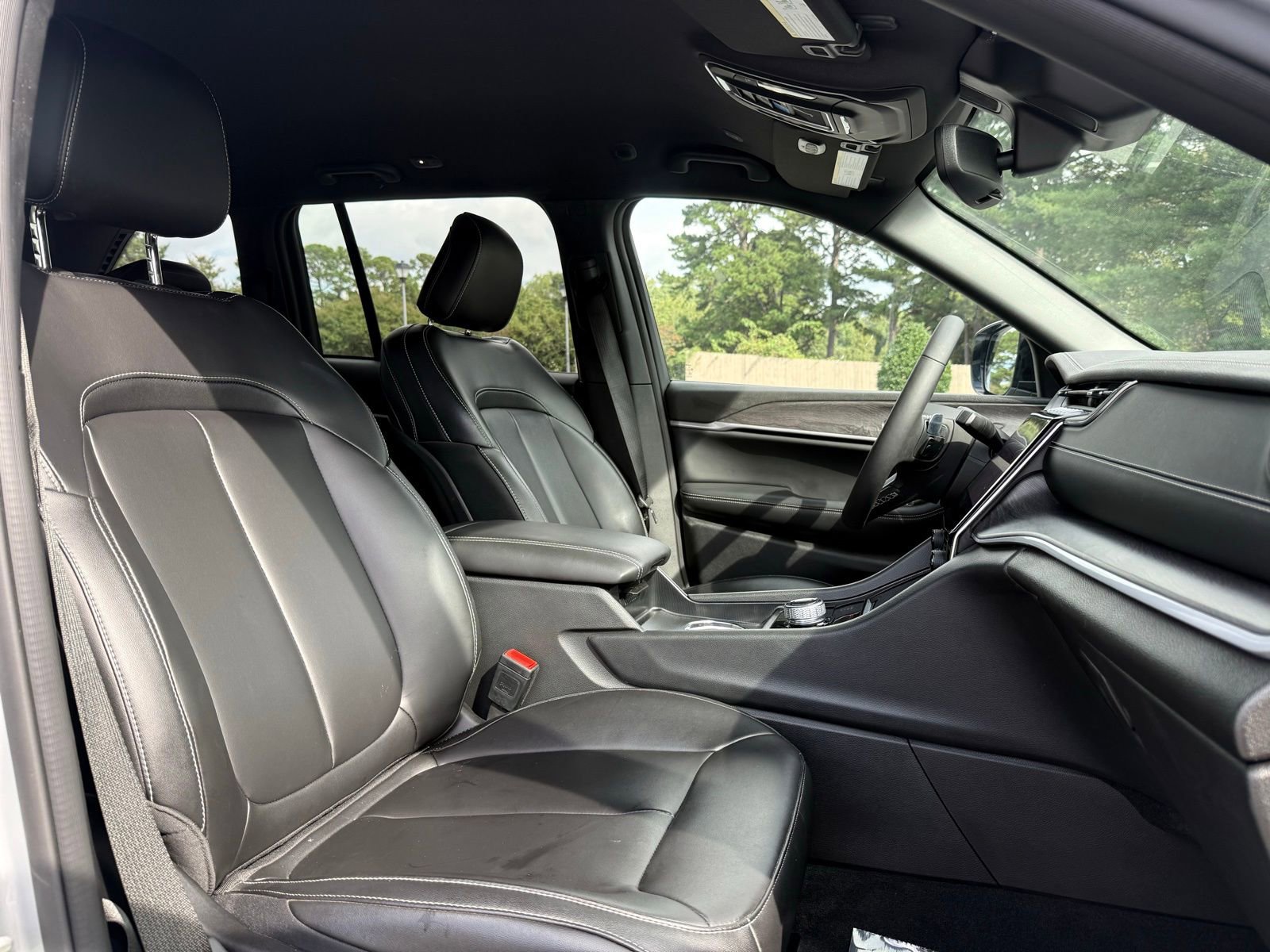 Used 2024 Jeep Grand Cherokee Limited image 23