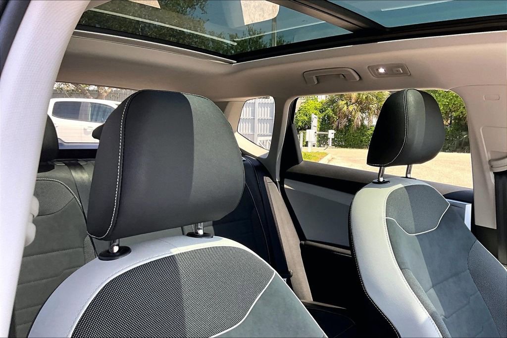 Certified 2025 Volkswagen Taos SE w/ Panoramic Sunroof Package image 22