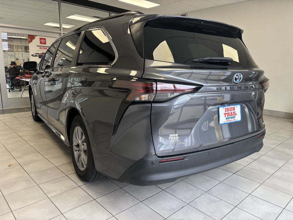 Used 2025 Toyota Sienna XLE image 30