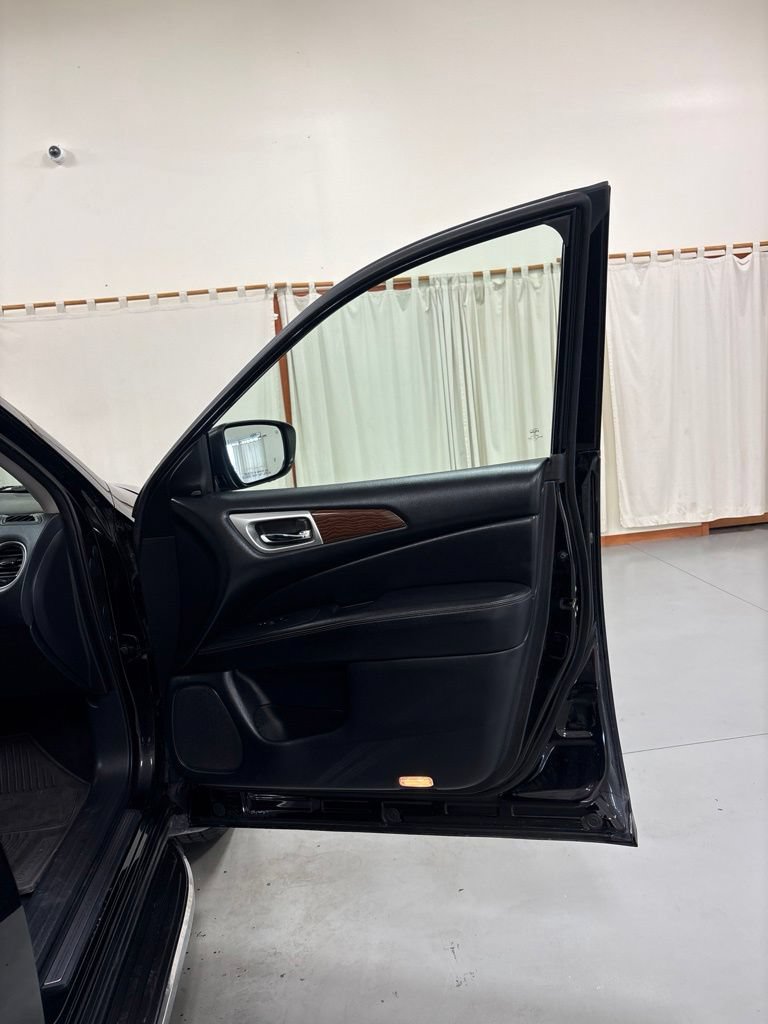 Used 2020 Nissan Pathfinder Platinum AWD/4WD image 30