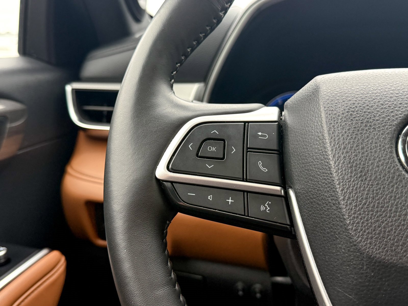 Used 2024 Toyota Highlander Platinum image 42