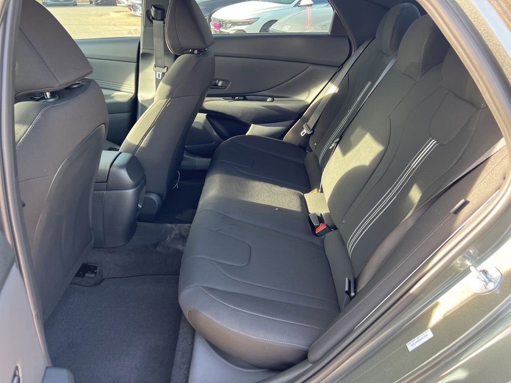 Used 2025 Hyundai Elantra SEL image 11