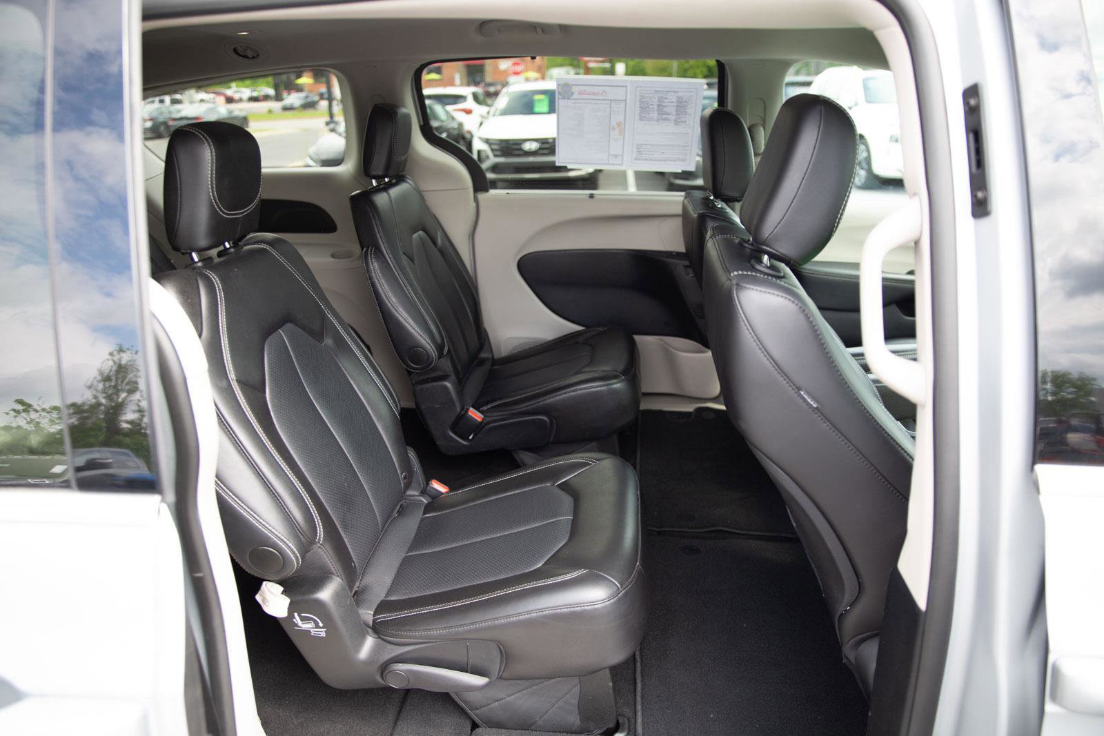 Used 2024 Chrysler Pacifica Touring-L FWD image 23