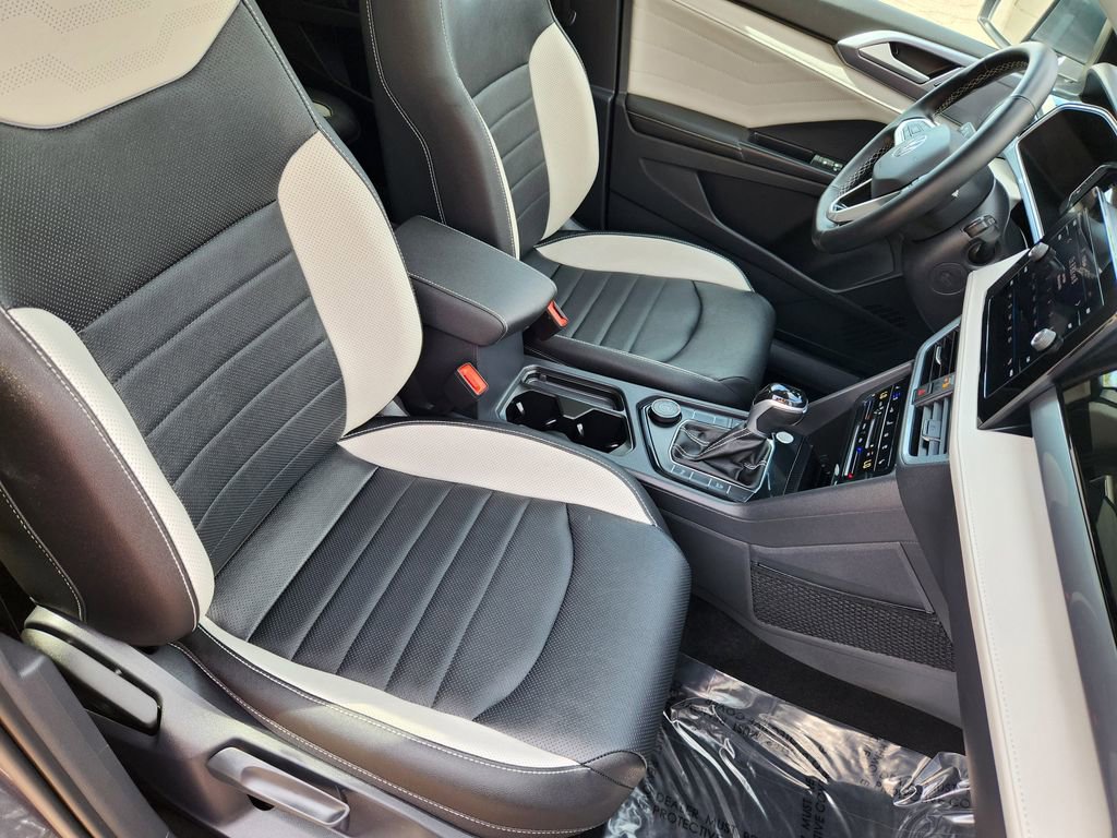 Certified 2025 Volkswagen Taos SEL AWD/4WD image 11
