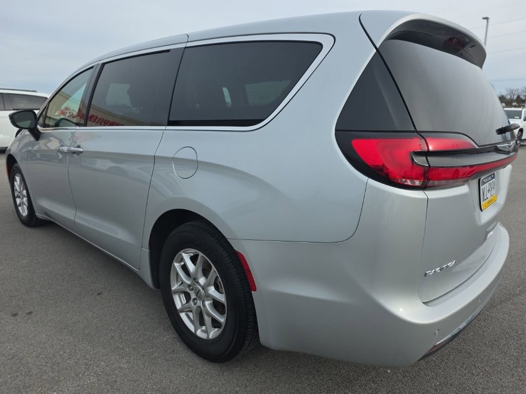Used 2024 Chrysler Pacifica Touring-L FWD image 7