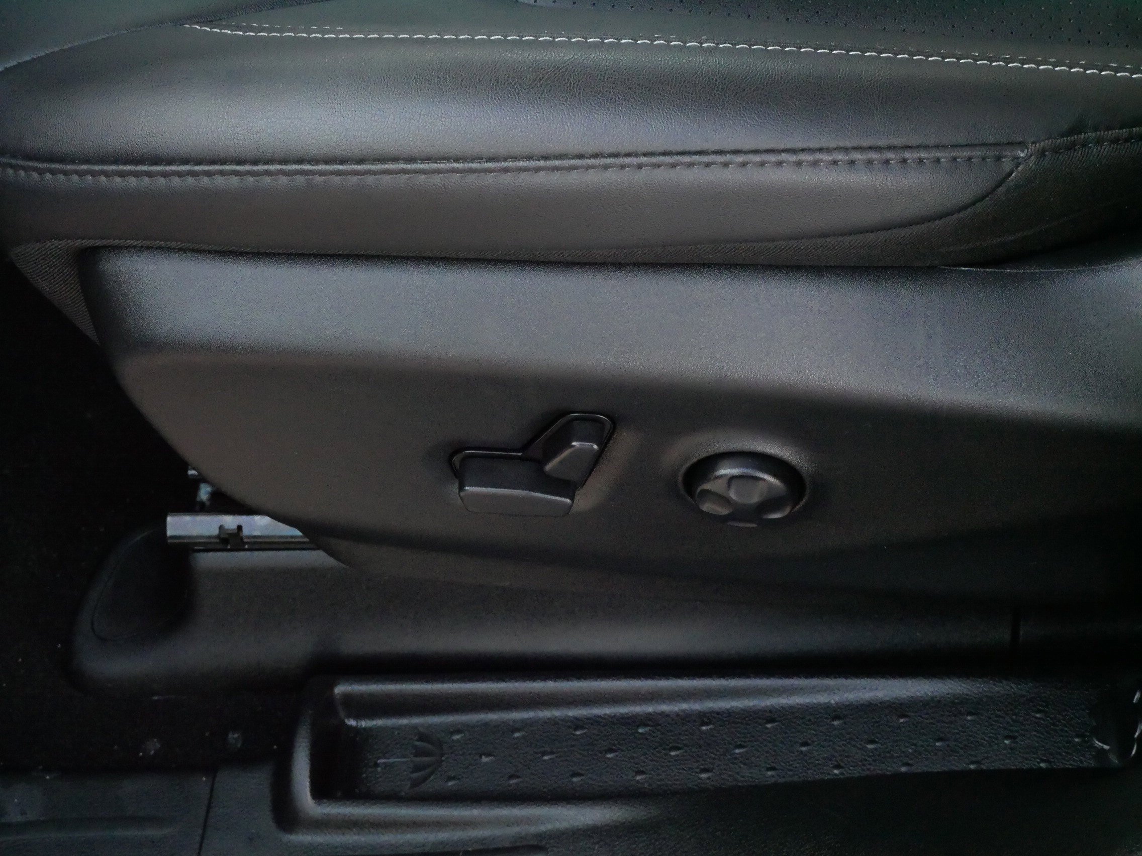 Used 2025 Chrysler Pacifica Select w/ Uconnect Theater Family Group image 20