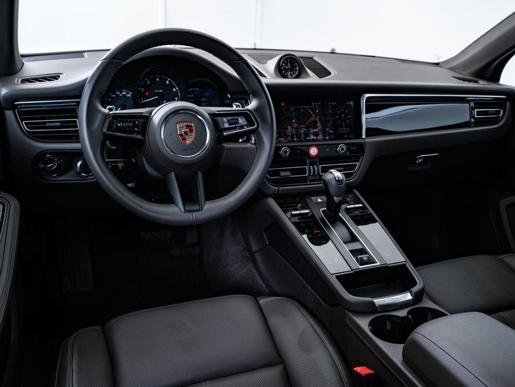 Certified 2025 Porsche Macan AWD/4WD image 4