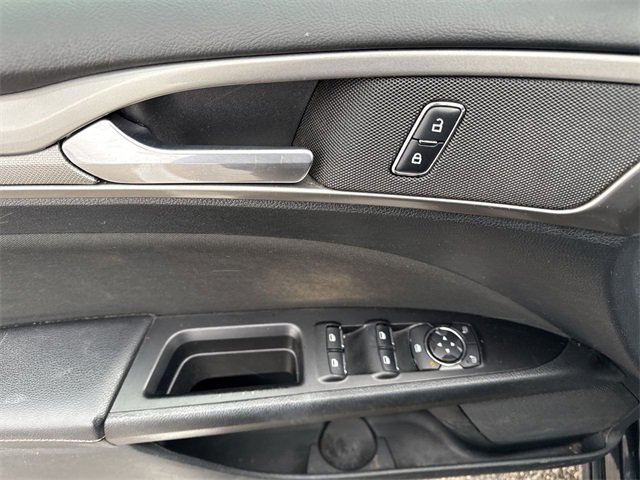 Used 2017 Ford Fusion SE w/ Fusion SE Technology Package image 11