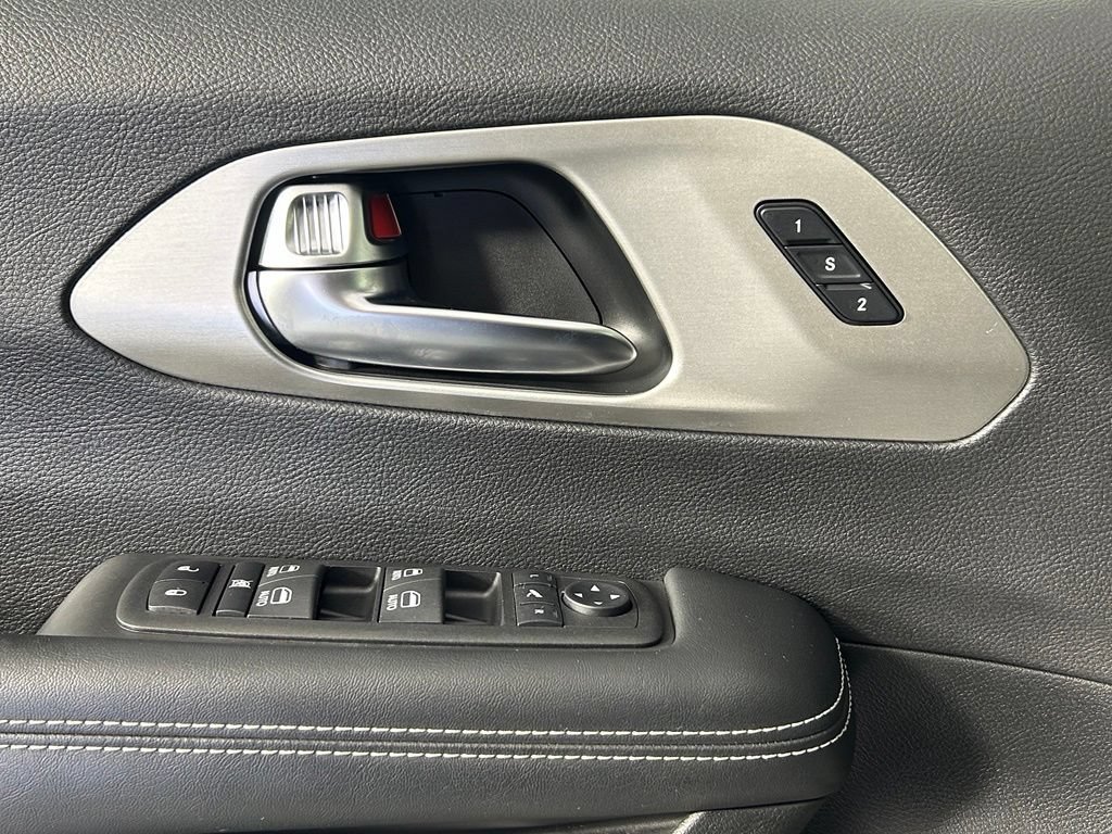 Used 2023 Chrysler Pacifica Limited w/ Uconnect Theater Family Group FWD image 36
