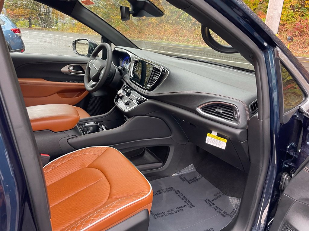 Used 2025 Chrysler Pacifica Pinnacle AWD/4WD image 11