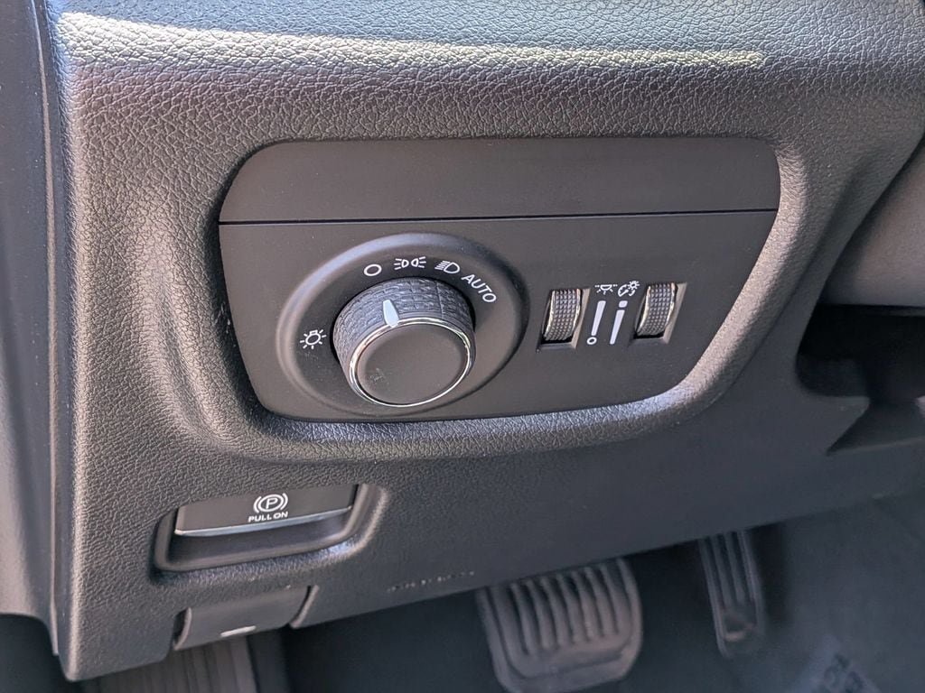 Used 2025 Jeep Grand Cherokee L Laredo w/ Luxury Tech Group I AWD/4WD image 15