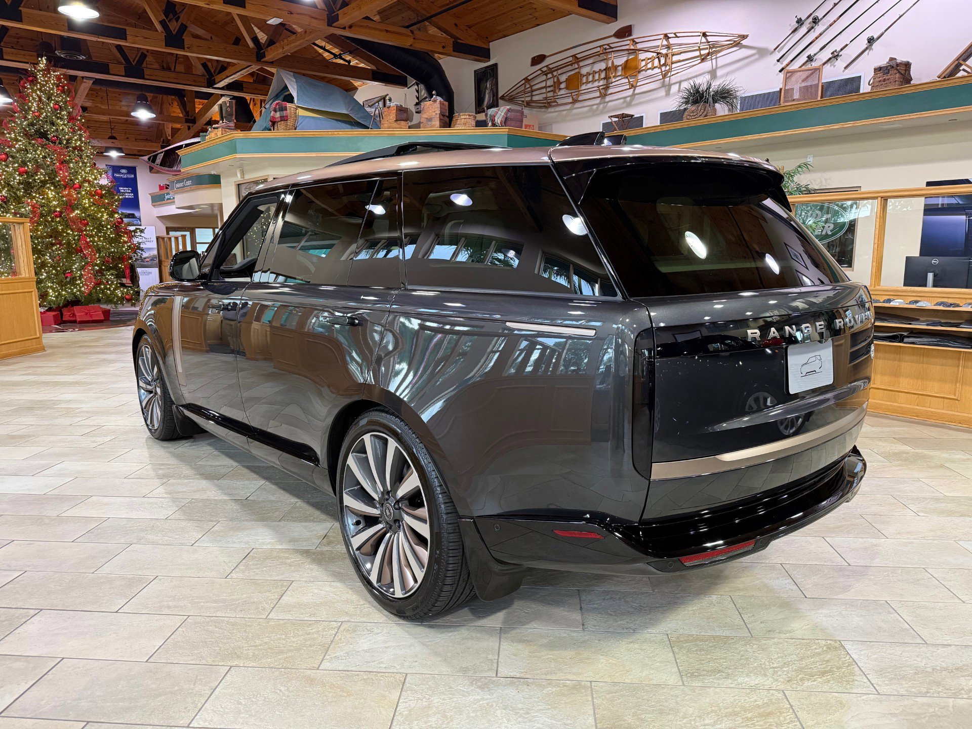 Used 2025 Land Rover Range Rover SV image 2