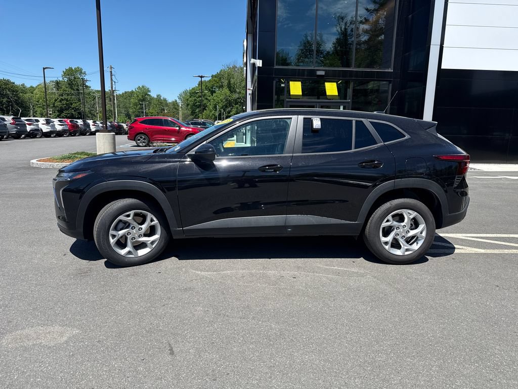 Used 2026 Chevrolet Trax LS w/ LS Convenience Package FWD image 2