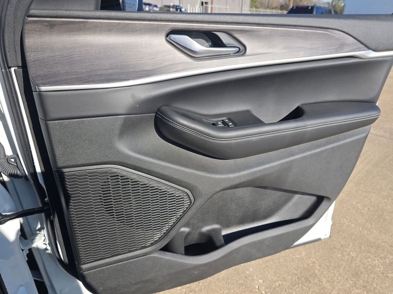 Used 2025 Jeep Grand Cherokee L Limited w/ Luxury Tech Group II image 33