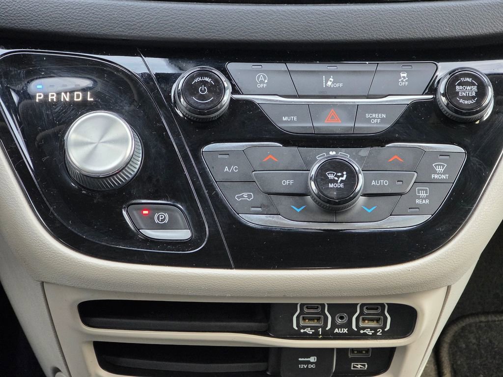 Used 2022 Chrysler Pacifica Touring-L image 16