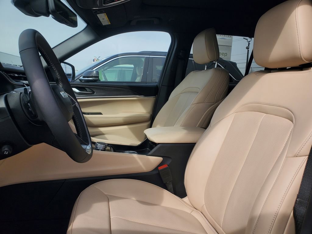 Used 2024 Jeep Grand Cherokee Limited w/ Luxury Tech Group II image 11