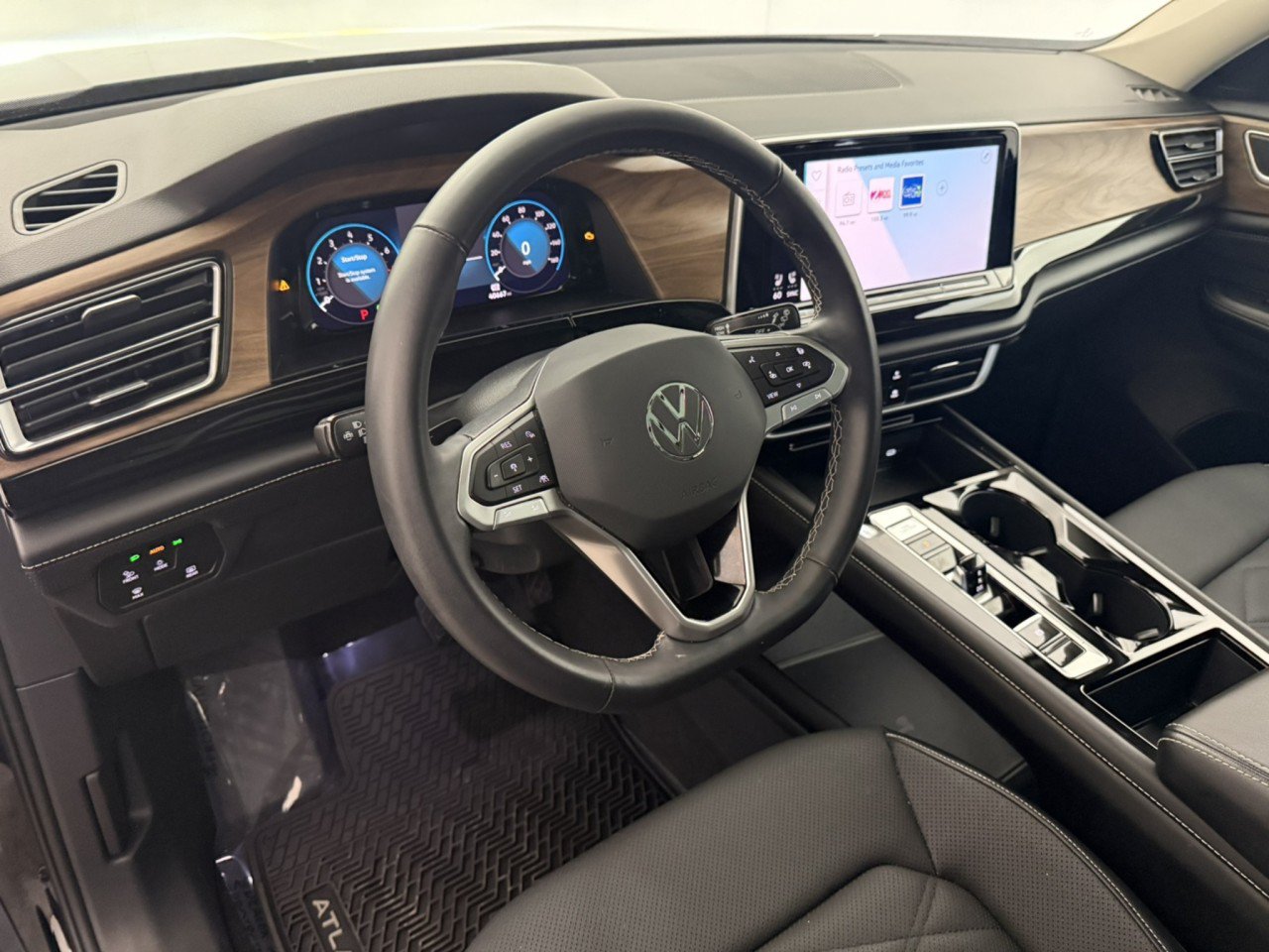 Used 2024 Volkswagen Atlas SE AWD/4WD image 19