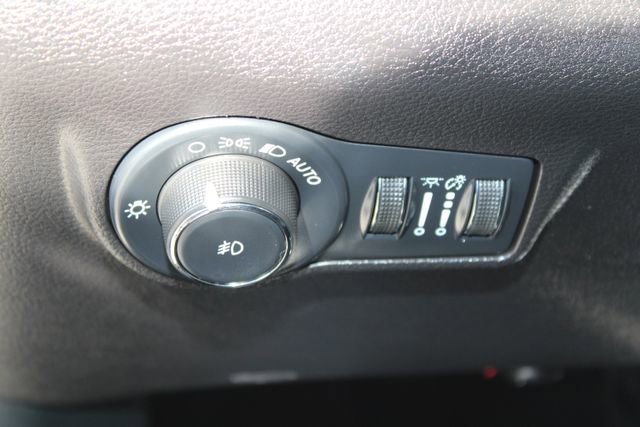 Used 2025 Jeep Compass Latitude image 13