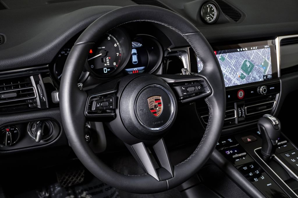Certified 2025 Porsche Macan image 18