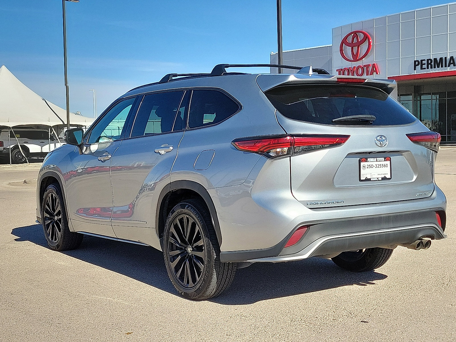 Used 2023 Toyota Highlander XSE image 3