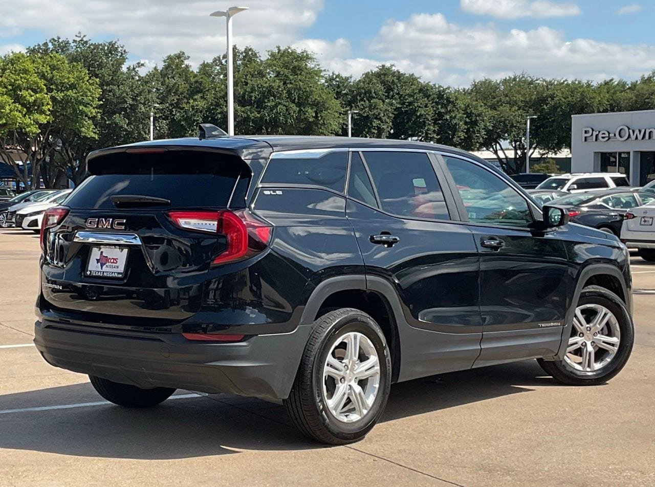 Used 2024 GMC Terrain SLE FWD image 4