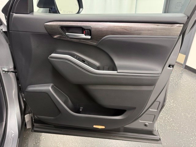 Certified 2025 Toyota Highlander Platinum AWD/4WD image 9
