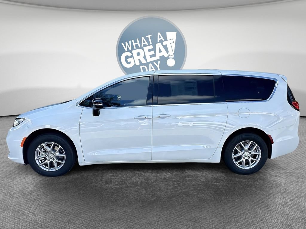 New 2026 Chrysler Pacifica Select FWD image 3