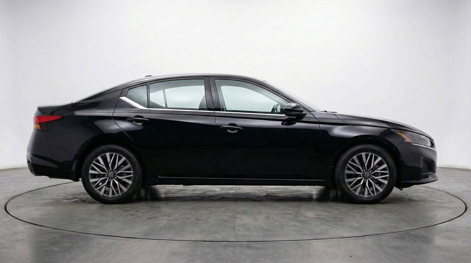 Used 2025 Nissan Altima 2.5 SV FWD image 11