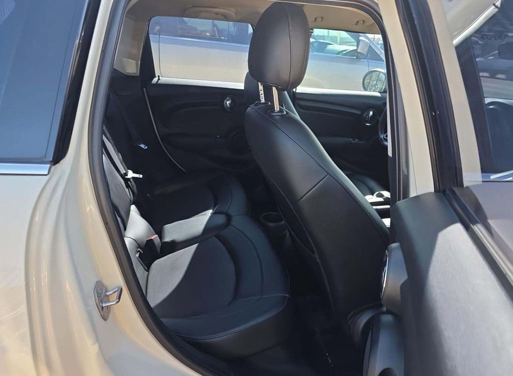 Used 2015 MINI Cooper 4-Door Hardtop image 10