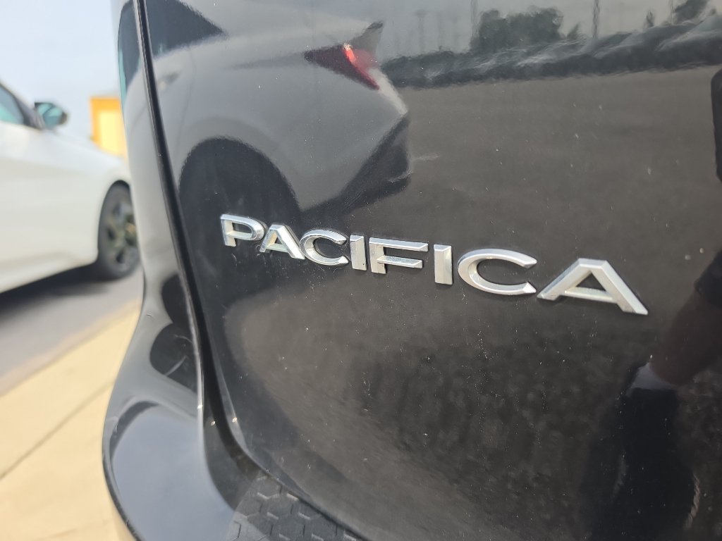 Used 2023 Chrysler Pacifica Touring-L FWD image 17