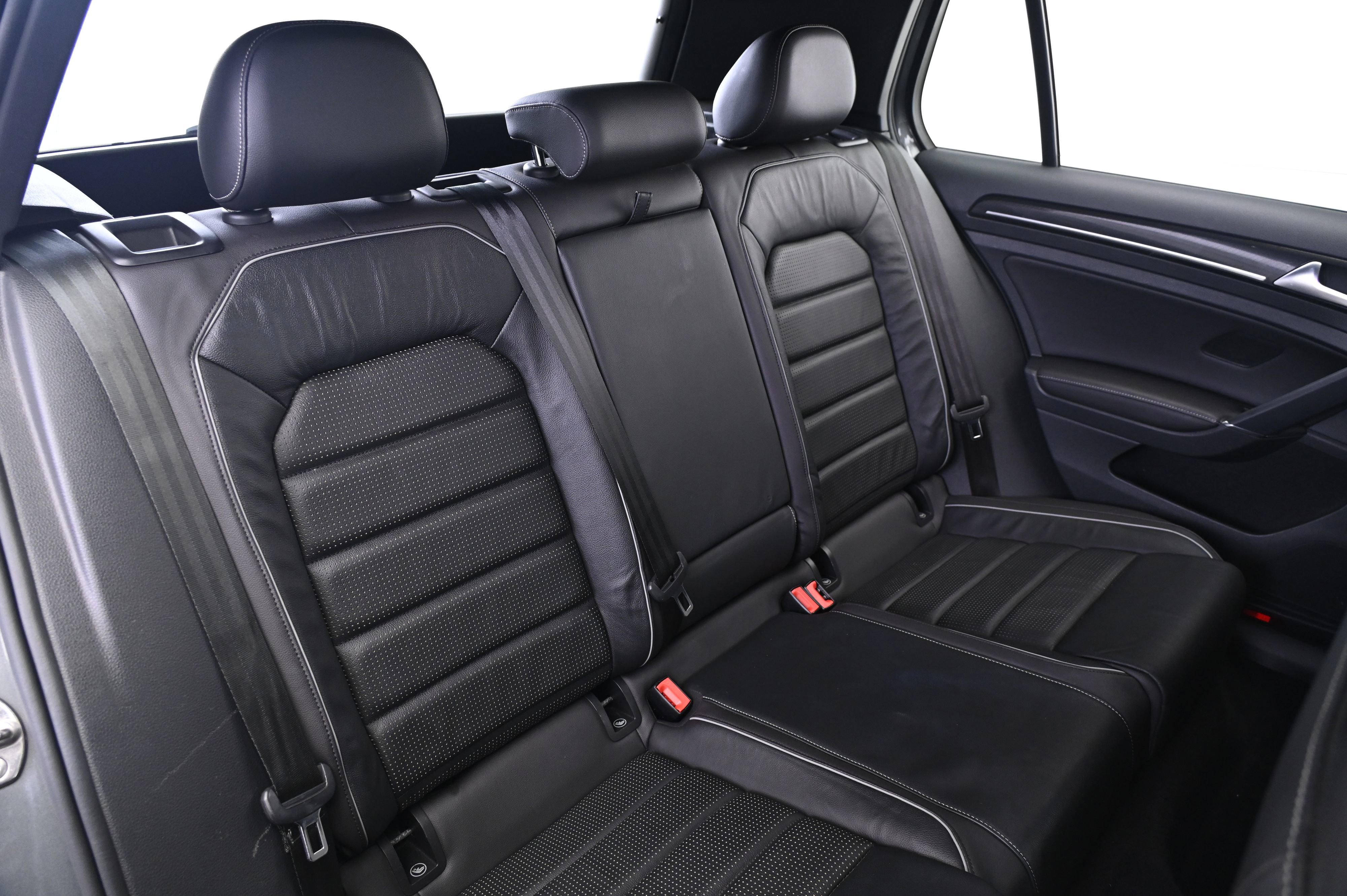 Used 2018 Volkswagen Golf R 4-Door image 19