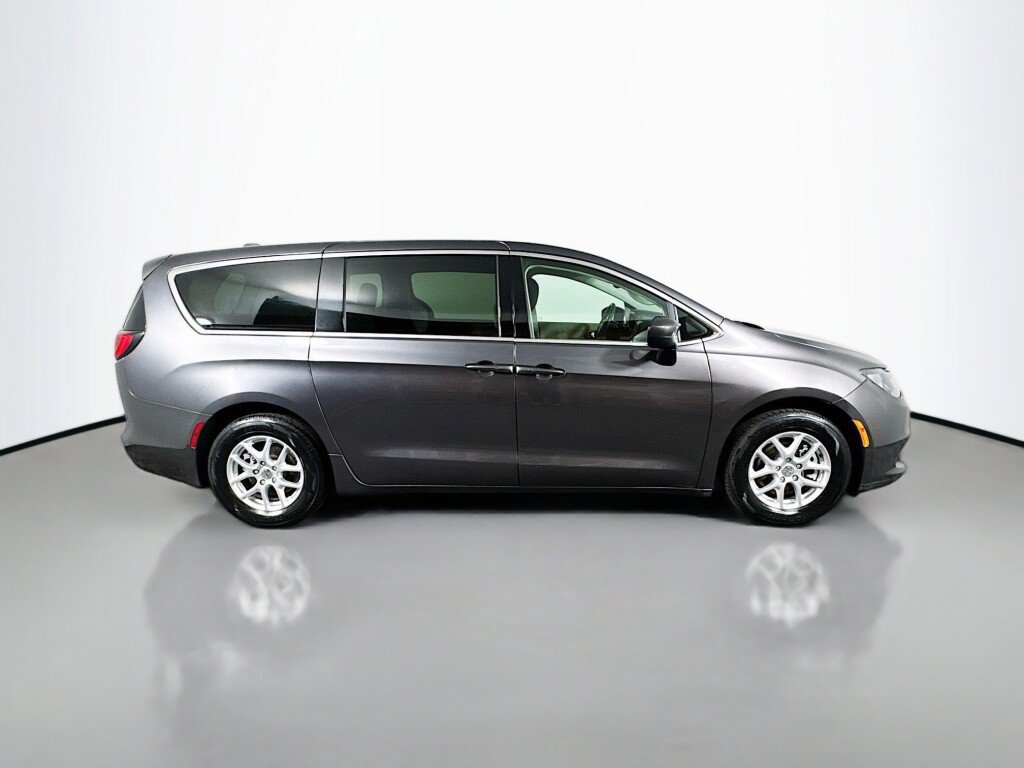 Used 2023 Chrysler Voyager LX FWD image 6