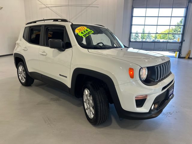 Used 2023 Jeep Renegade Latitude w/ Premium Group AWD/4WD image 3