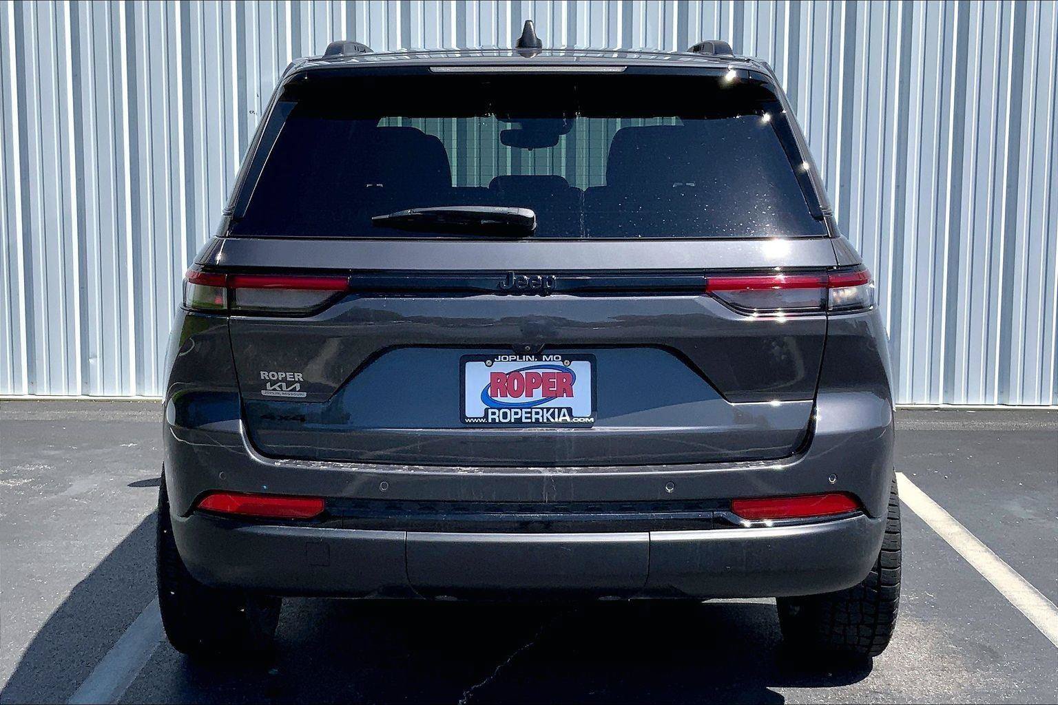 Used 2023 Jeep Grand Cherokee Altitude AWD/4WD image 4