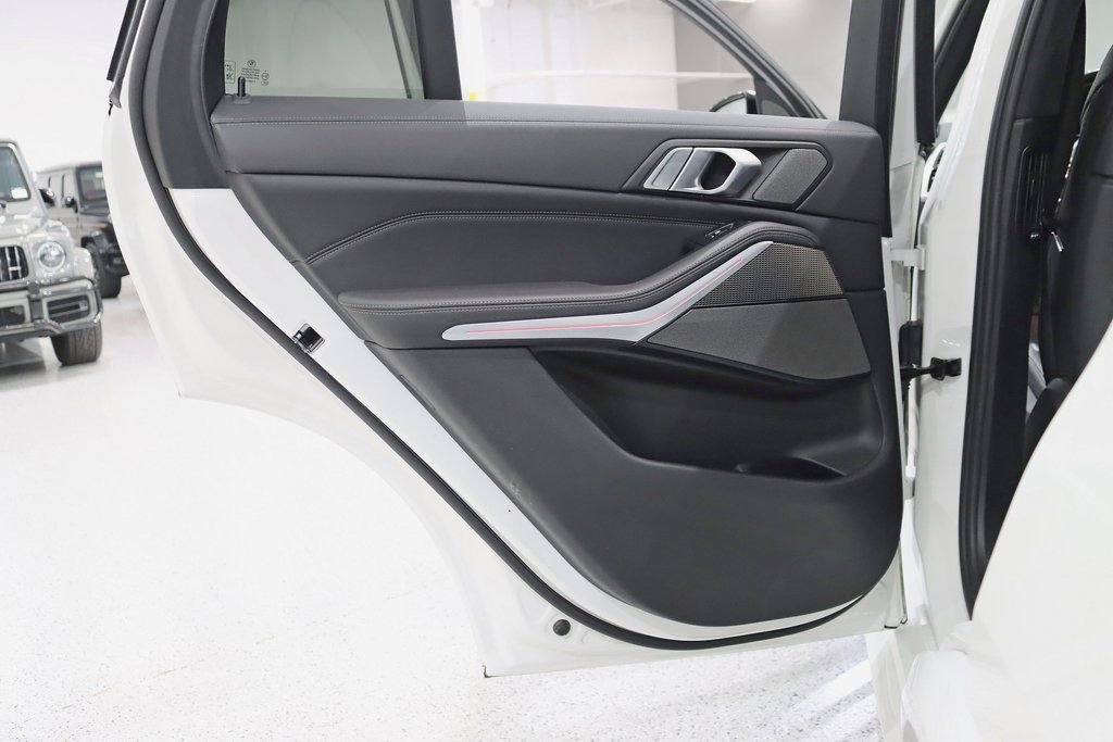 Used 2022 BMW X5 M50i image 40