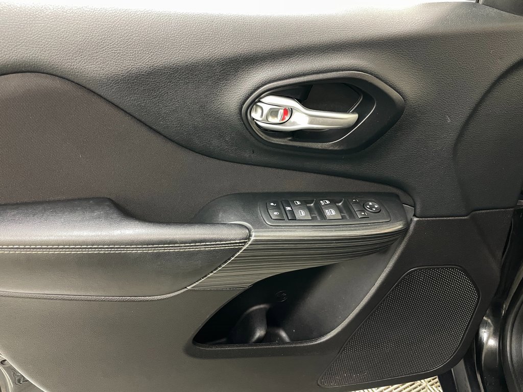 Used 2015 Jeep Cherokee Latitude w/ Cold Weather Group image 18