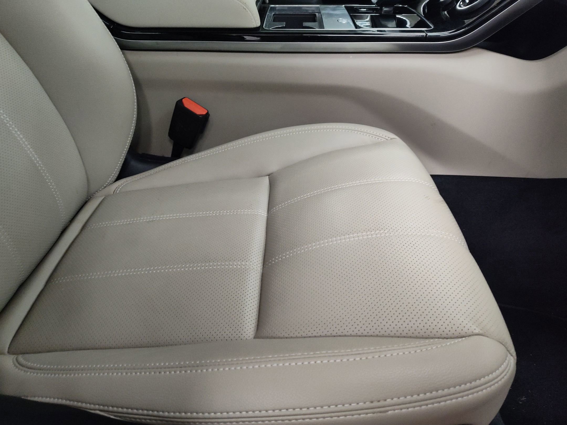 Used 2023 Land Rover Range Rover Velar R-Dynamic S image 29