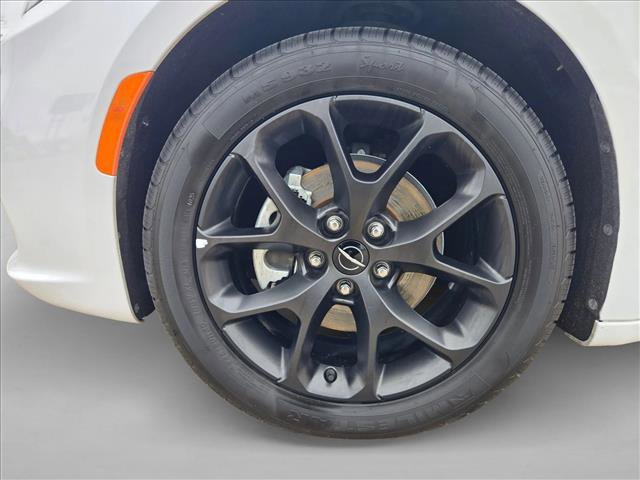 Used 2025 Chrysler Pacifica Limited image 26