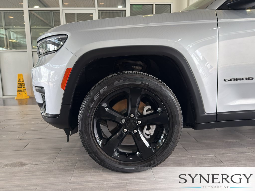 Used 2025 Jeep Grand Cherokee L Laredo AWD/4WD image 8