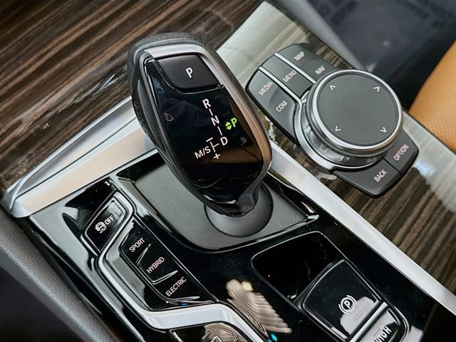 Used 2023 BMW 530e xDrive w/ Premium Package image 19