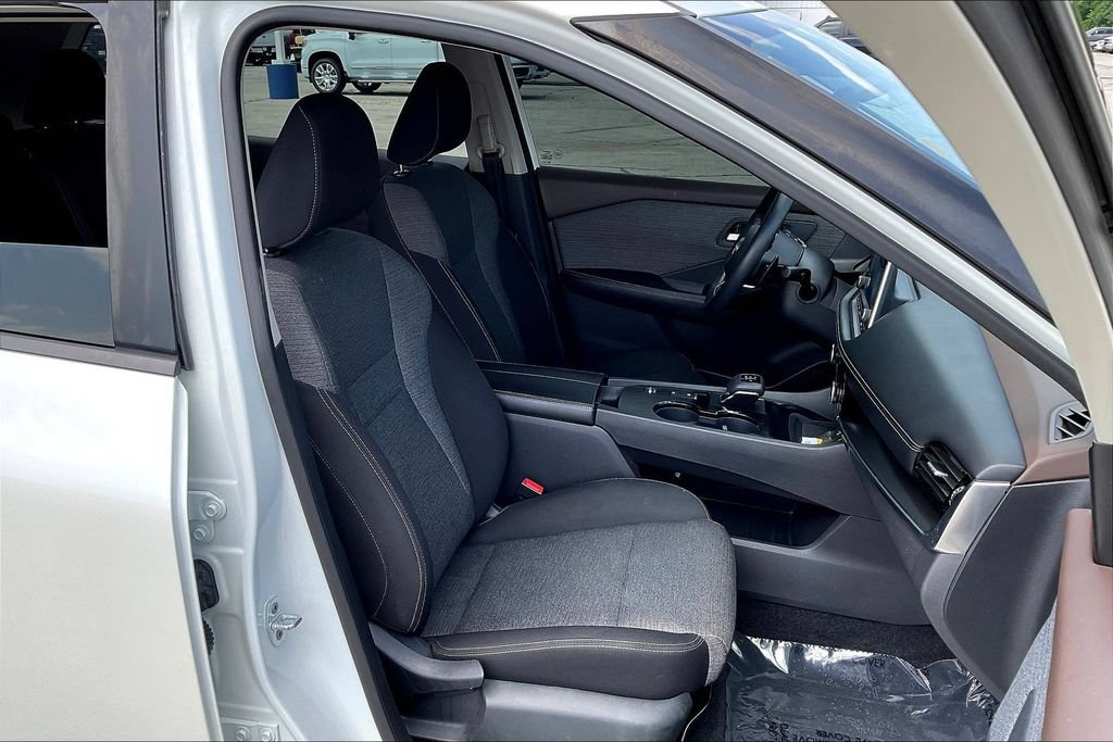Used 2022 Nissan Rogue SV FWD image 16