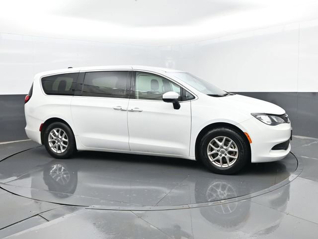 Used 2022 Chrysler Voyager LX image 3