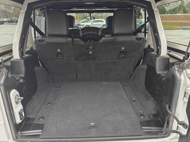 Used 2019 Jeep Wrangler Unlimited Sahara image 17