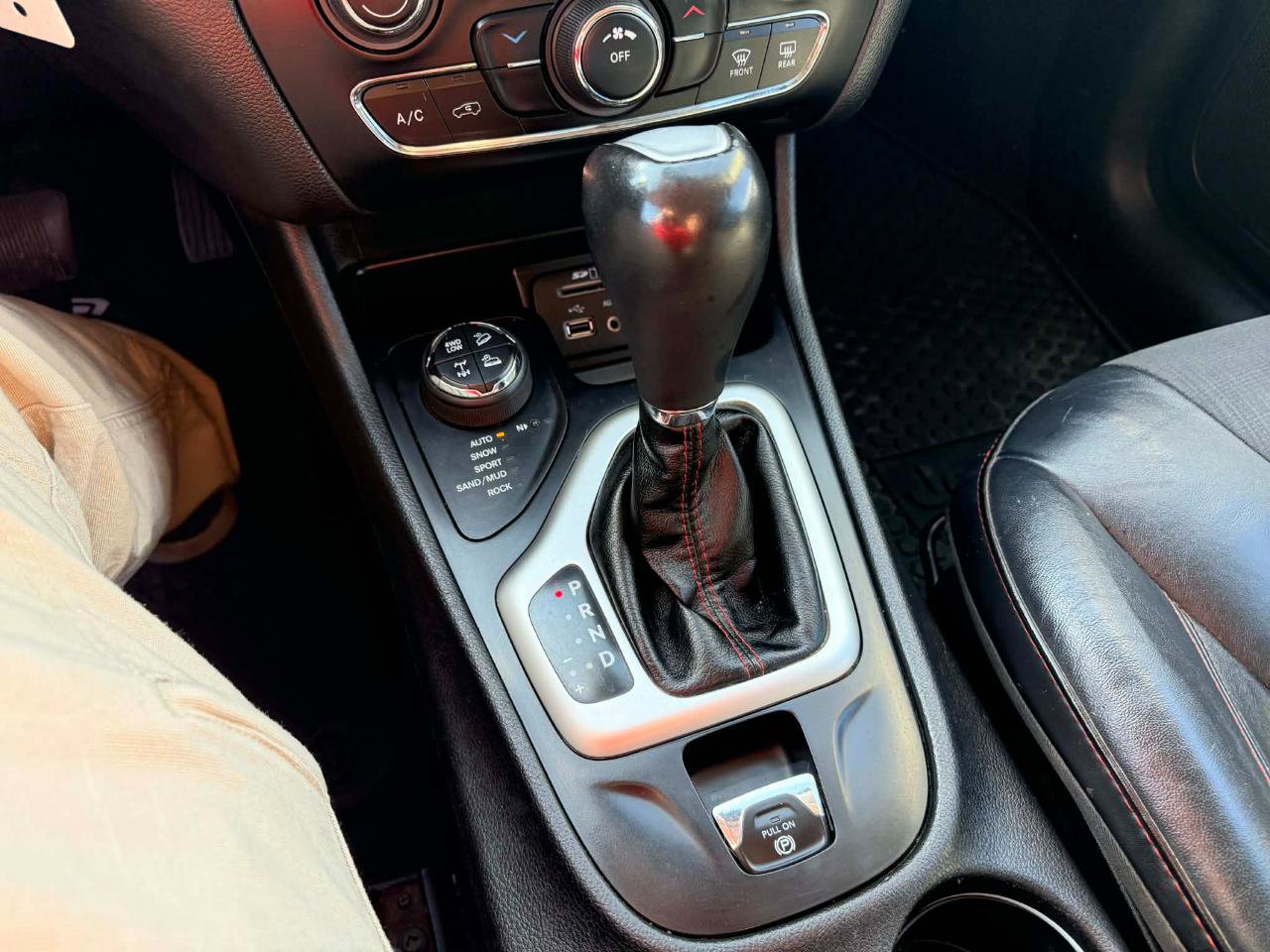 Used 2017 Jeep Cherokee Trailhawk w/ Cold Weather Group image 17