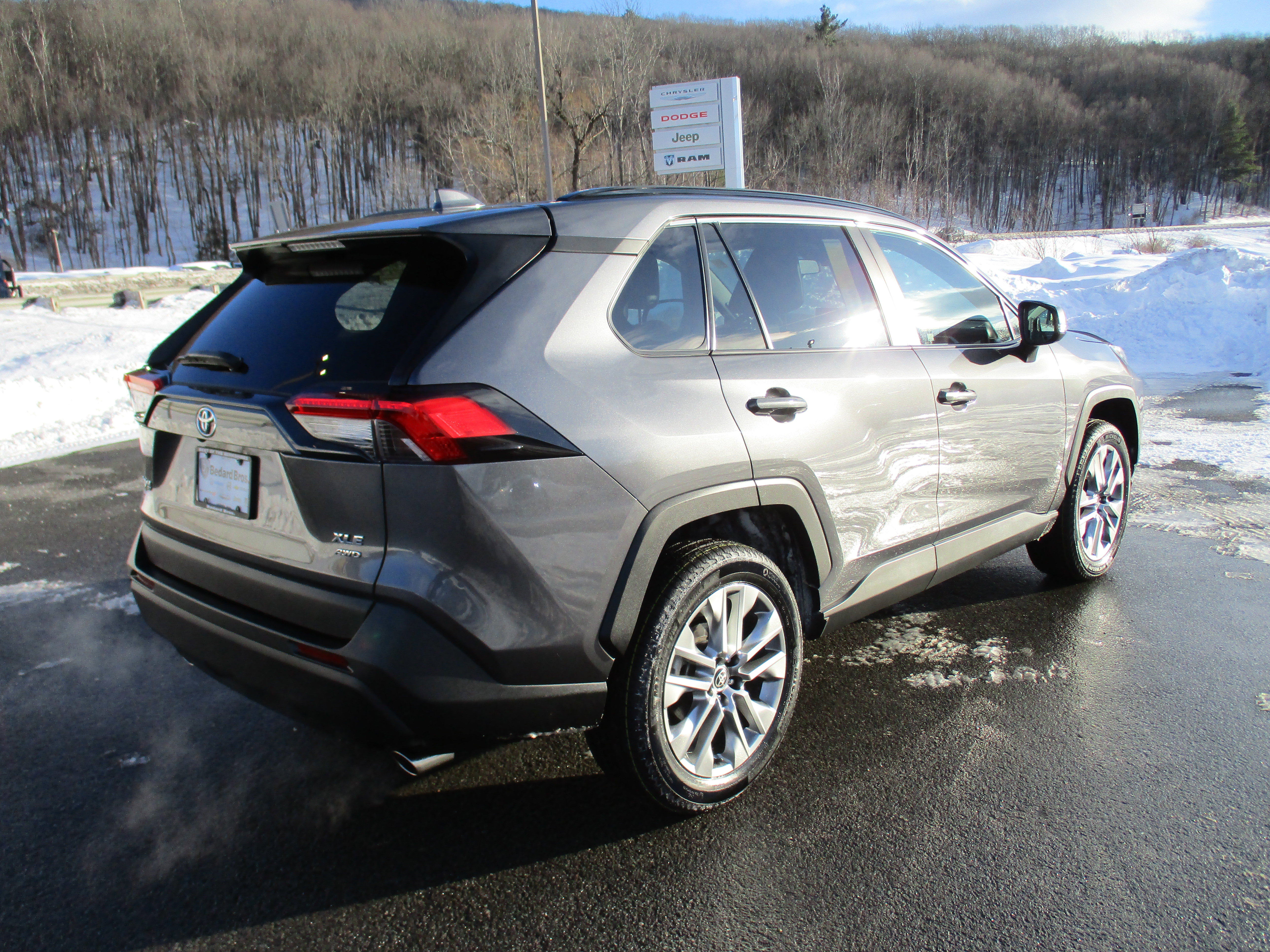 Used 2022 Toyota RAV4 XLE Premium image 5