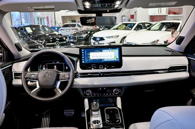 Used 2025 Mitsubishi Outlander AWD image 31