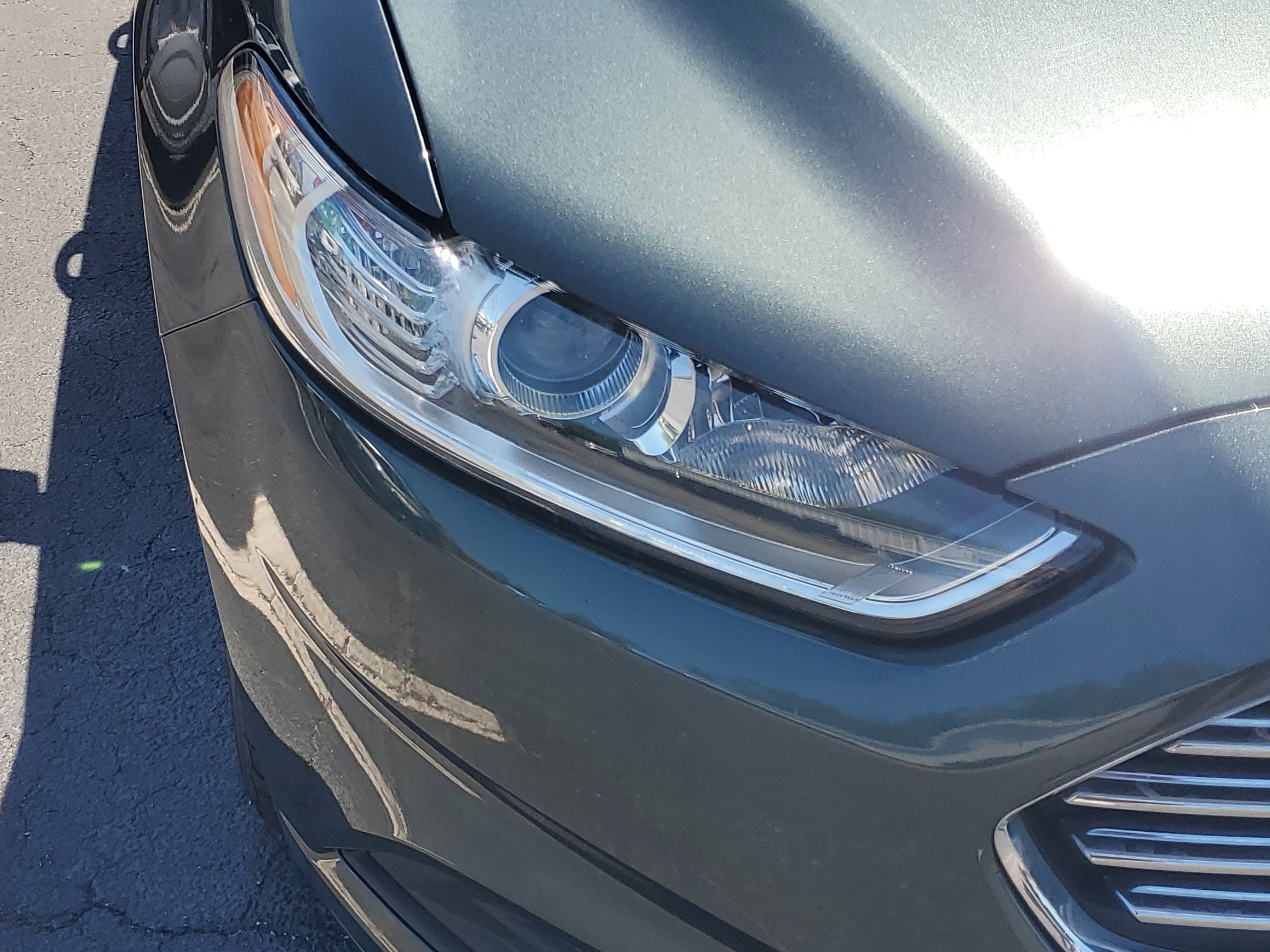 Used 2016 Ford Fusion SE FWD image 2